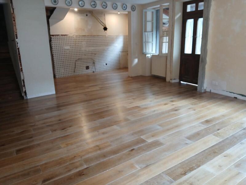 Parquet chêne posé dans un séjour avec escalier et placard en bois