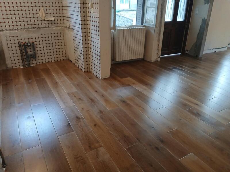 Parquet chêne posé jusqu'au pied d'un mur carrelé de cuisine